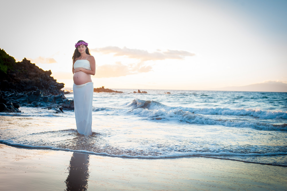 Beach Maternity Portrait in Maui, Mieko Photography
