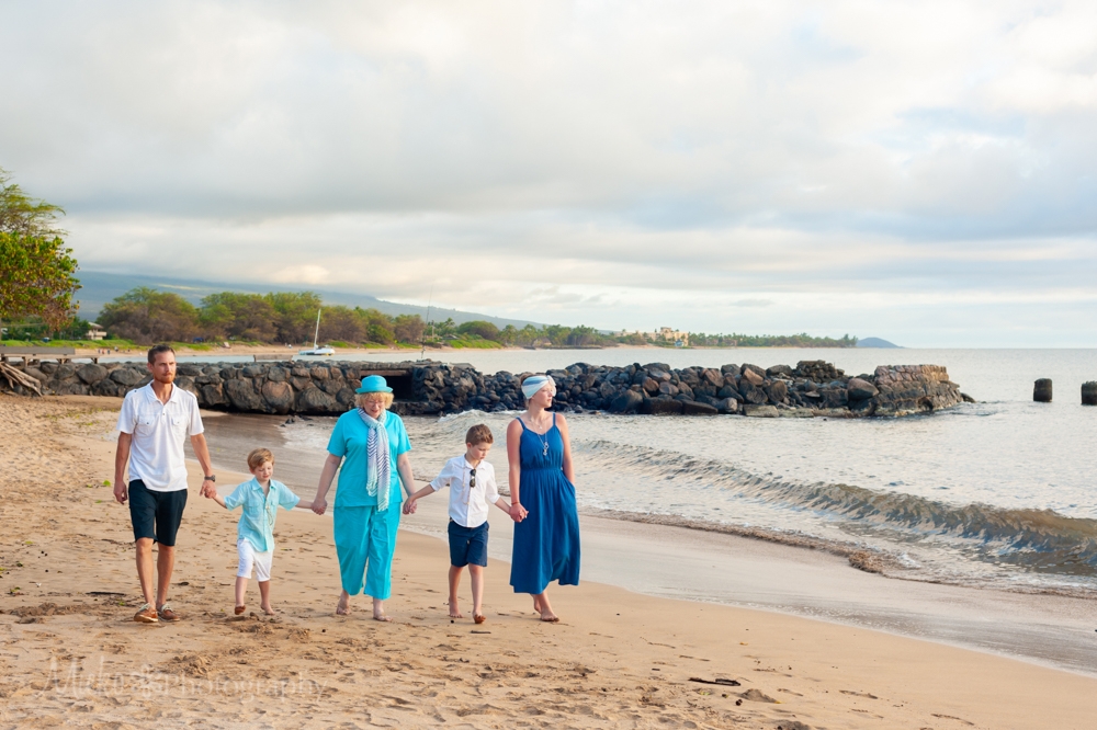 Maui Family Portrait at Sugar Beach, Kihei.  Photography by Mieko Horikoshi.  マウイ日本人フォトグラファーによる家族写真撮影。
