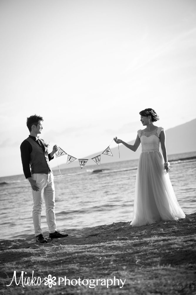 Wedding Portrait Session at Lahaina Baby Beach.  Sunset portrait session at the beach.  Photography by Mieko Horikoshi.  ラハイナベイビービーチにてウェディングの後撮り。　撮影は日本人フォトグラファー、堀越美恵子。