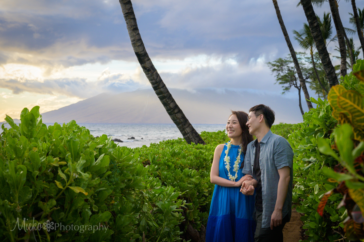 Engagement Portrait Session at Ulua Beach, Wailea, Maui.  Photography by Mieko Horikoshi